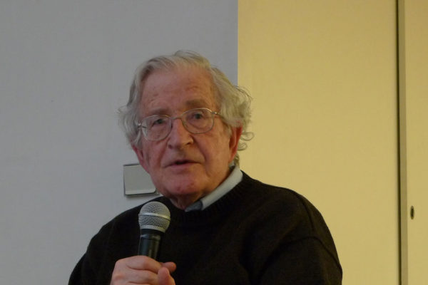 Chomsky y otros activistas piden levantar sanciones contra Venezuela