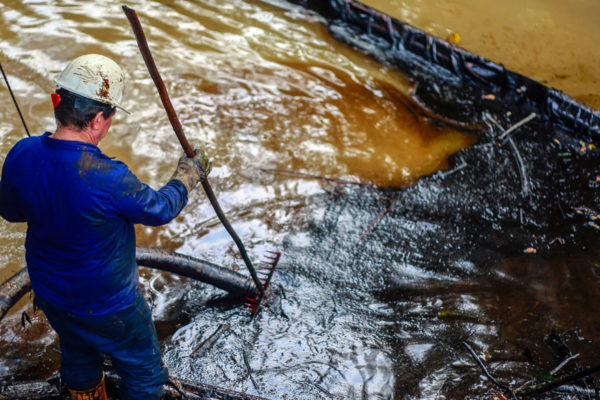 Emergencia ambiental en Colombia por fuga de petróleo