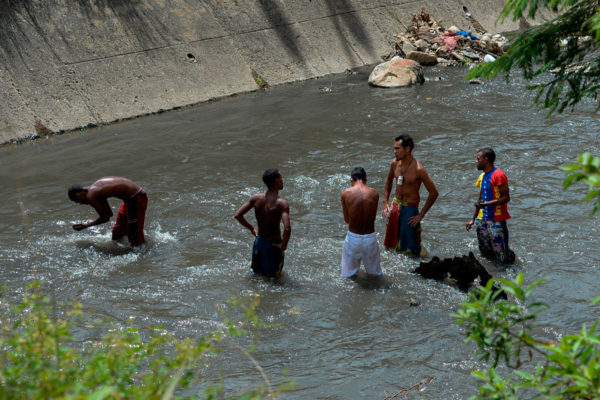 Mineros del río Guaire: vivir de las cloacas de Caracas