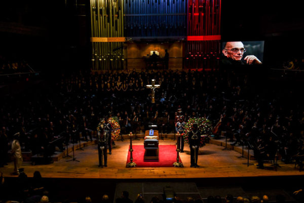 Niños y jóvenes rinden honores con música a José Antonio Abreu