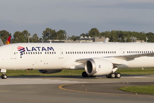 LATAM reducirá por dos meses sus vuelos a Europa y EE.UU por el Covid-19