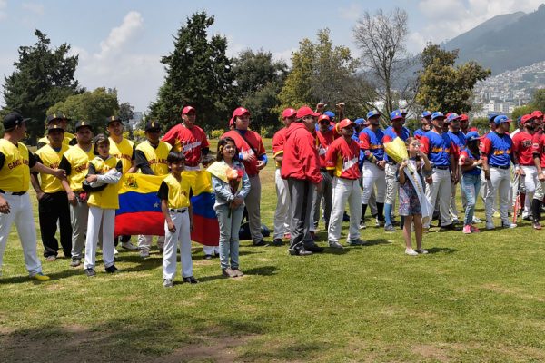 Venezolanos en Quito, el sóftbol contra la nostalgia
