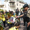 Protestan con flores contra Maduro en Perú
