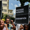 Pacientes y médicos protestan por falta de medicinas y bajos sueldos