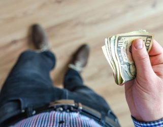 Dolarización impulsa el negocio de los prestamistas ante falta de créditos