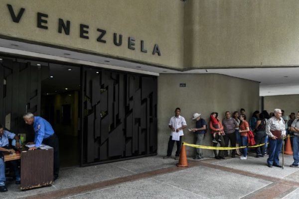 Reporteros chilenos serán deportados tras 14 horas de detención en Venezuela