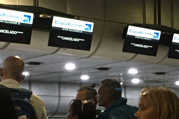 «Es una canallada»: pasajeros de Copa intentan salir de Venezuela