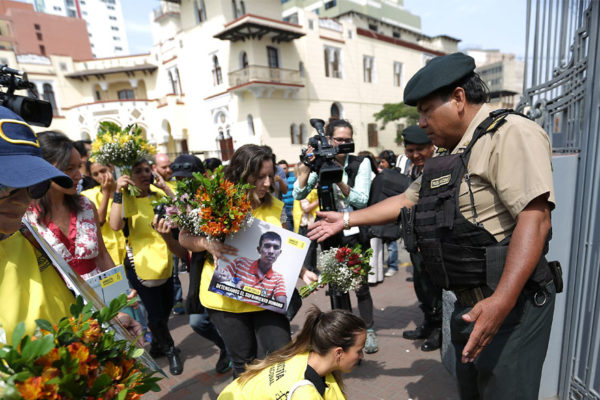 Protestan con flores contra Maduro en Perú