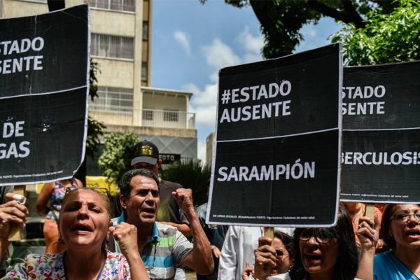 Pacientes y médicos protestan por falta de medicinas y bajos sueldos