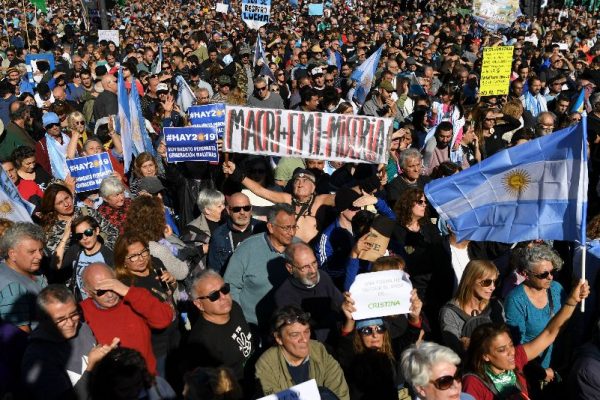Multitudinaria manifestación rechaza acuerdo con el FMI en Argentina