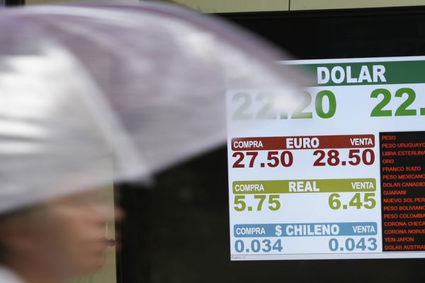 Argentina salta a mercado emergente en una situación delicada