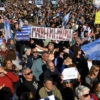 Multitudinaria manifestación rechaza acuerdo con el FMI en Argentina