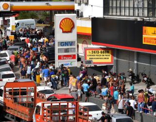 Comida a precio de oro y peleas por gasolina en un Brasil en huelga