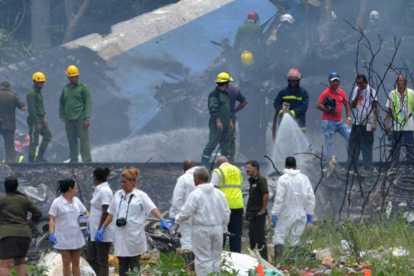 Avión se estrella en Cuba con 104 pasajeros a bordo
