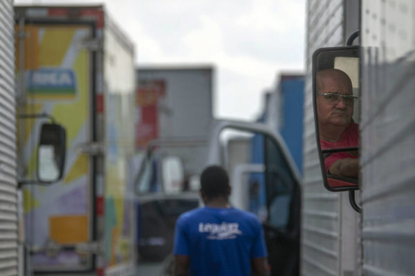 Brasil analiza nuevas propuestas de camioneros en huelga