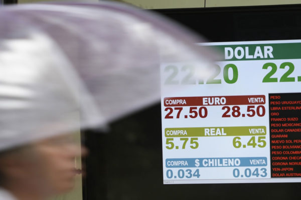 Peso argentino en picada pese a intentos de frenar depreciación