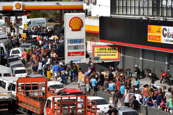 Comida a precio de oro y peleas por gasolina en un Brasil en huelga