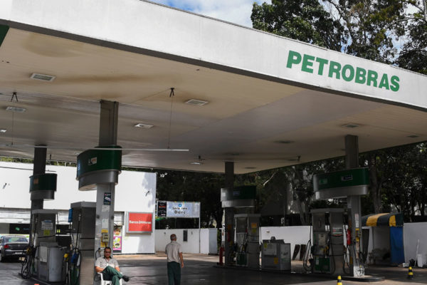 Bolsonaro privatiza red de distribución de combustibles de Petrobras