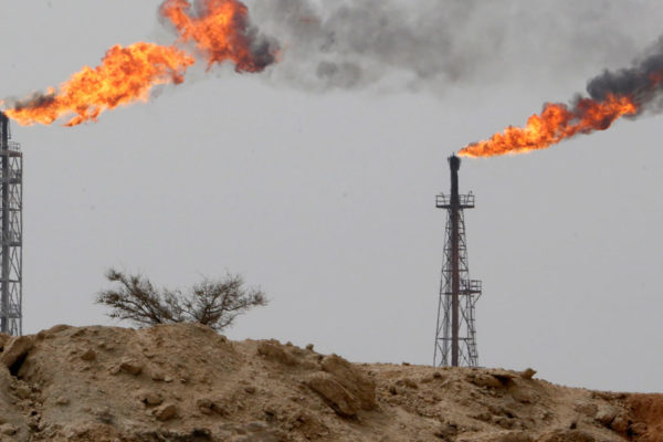 Petróleo se ubica en precios máximos desde marzo por caída de reservas en EEUU