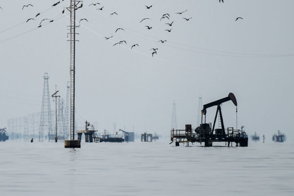 Precios petroleros cierran estables por la incertidumbre sobre demanda global
