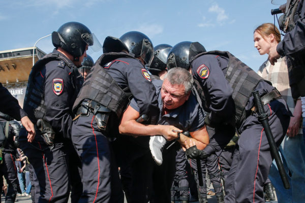 Líder opositor y más de 1.500 personas detenidas en protesta contra Putin