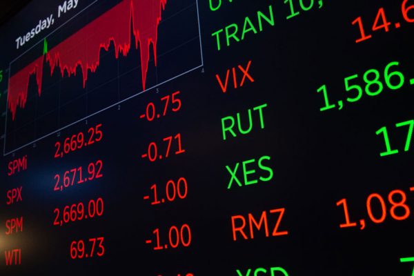 Wall Street abre con pérdidas y Dow cede 0,96% por incertidumbre sobre reaperturas