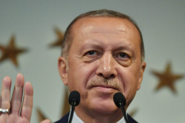 Erdogan reivindica la victoria en reñidas elecciones en Turquía