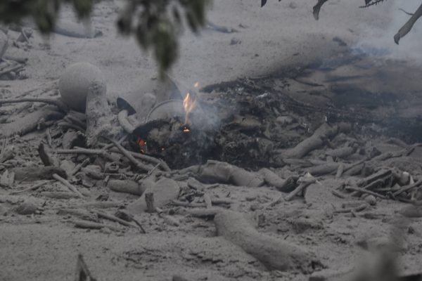 Erupción de volcán de Fuego deja al menos 62 muertos