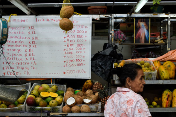 Los venezolanos reducen hasta un 34 % el gasto en alimentos, según estudio