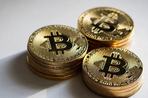 Bitcoin se recupera de su fuerte caída y ronda los US$52.600