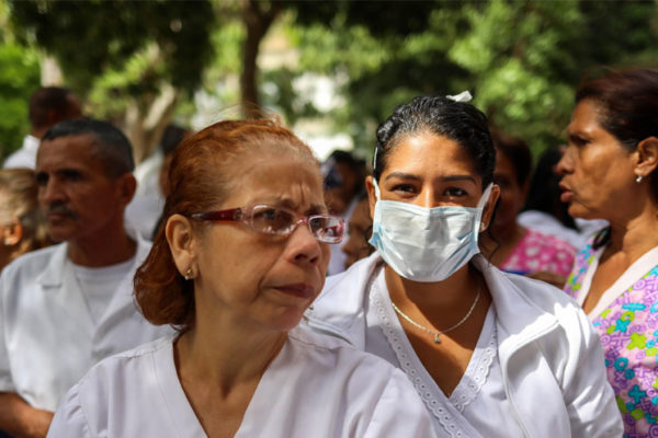 Enfermeras y profesores protestan por la «burla» de sus sueldos