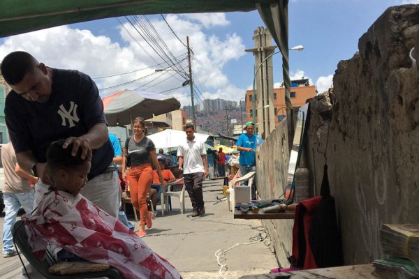 Peluqueros de la calle buscan sobrevivir a la crisis
