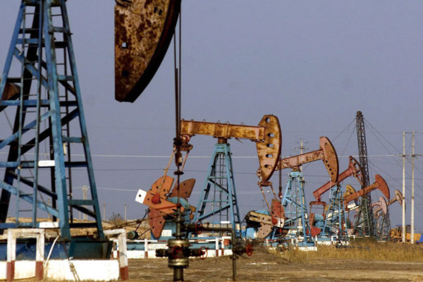 El petróleo cierra en baja su peor mes en 10 años