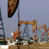 Arabia Saudita prolonga un mes su recorte de producción de petróleo