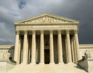 Corte Suprema de EEUU prohíbe discriminación laboral por razones de sexo