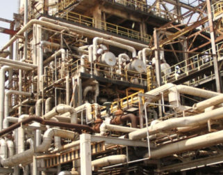 Colapso de oleoducto derrumba producción de gasolina en Cardón