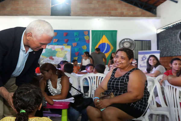 Pence visita centro de refugiados venezolanos en Brasil