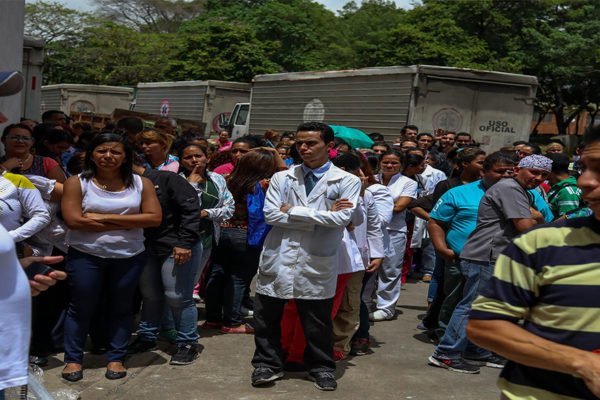 Enfermeros protestan en el Hospital J.M. de Los Ríos e inician paro de 24 horas