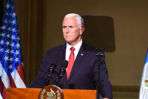 Pence tilda de acto desesperado de Maduro la retención de periodistas