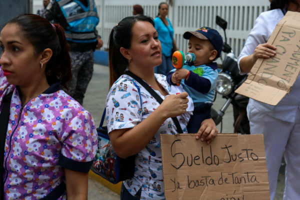 Enfermeros venezolanos cumplen quinto día de protestas