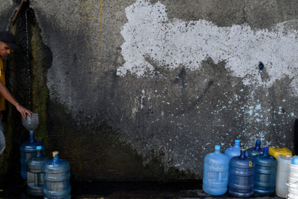 Bañarse con una botellita: la escasez de agua agobia a los venezolanos