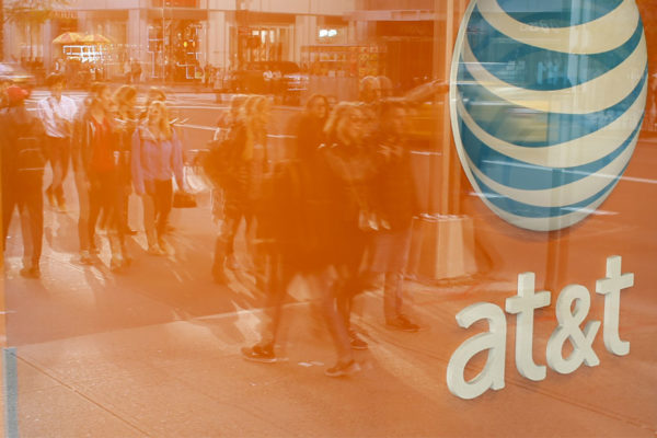 Caterpillar y AT&T, cara y cruz en los resultados del primer trimestre