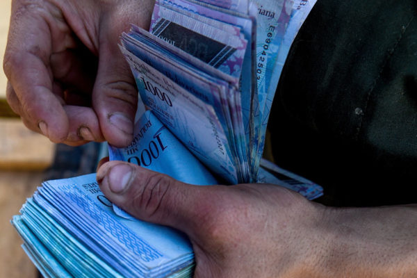 La circulación de bolívares se va a reducir cada vez más, advierte economista Puente