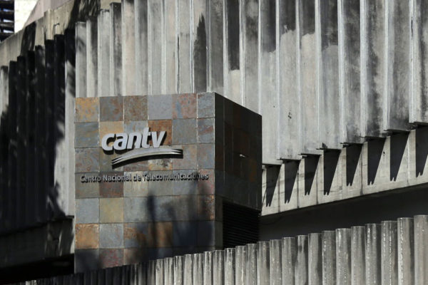 Gobierno denuncia «ataque terrorista» por grave incendio en instalaciones de Cantv en Carabobo