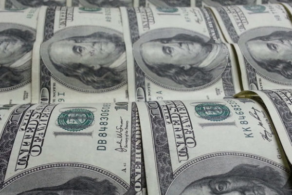 Precio del dólar paralelo sube 37% en febrero y cierra sobre los Bs 3.700