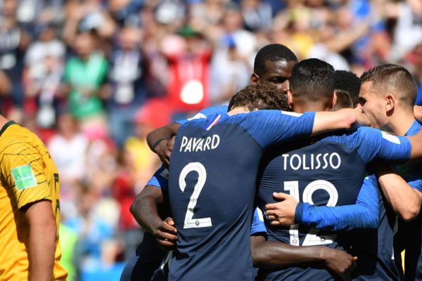 Francia vence 2-1 a Australia en el debut del VAR en un Mundial