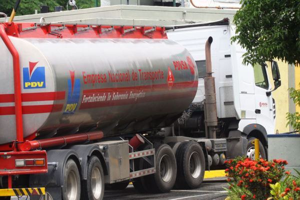 Venezuela importa 600.000 barriles de gasolina luego de «largas y complejas maniobras»