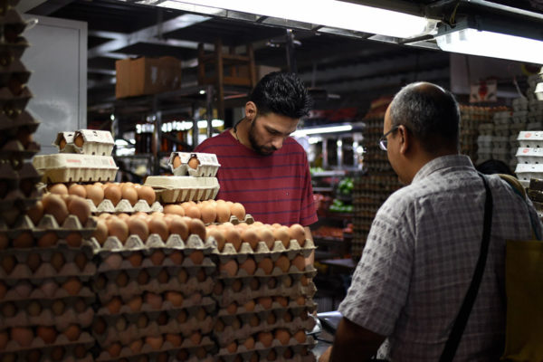 Precios de los alimentos se duplican tras anuncio de aumento de salario