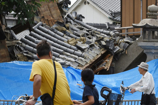 Terremoto en Japón causa cierres de fábricas y tumba la Bolsa