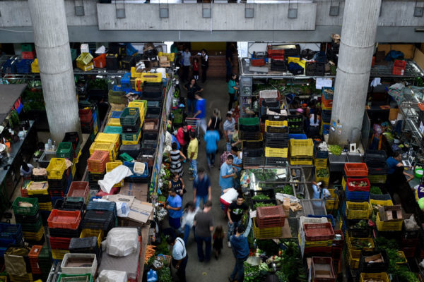 Venezolanos abarrotan mercados y gasolineras antes de la reconversión